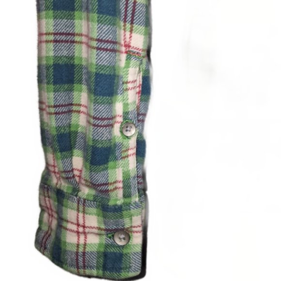 Woolrich Plaid Flannel Top with Long Sleeves and Button Closure Size Medium - Picture 4 of 9